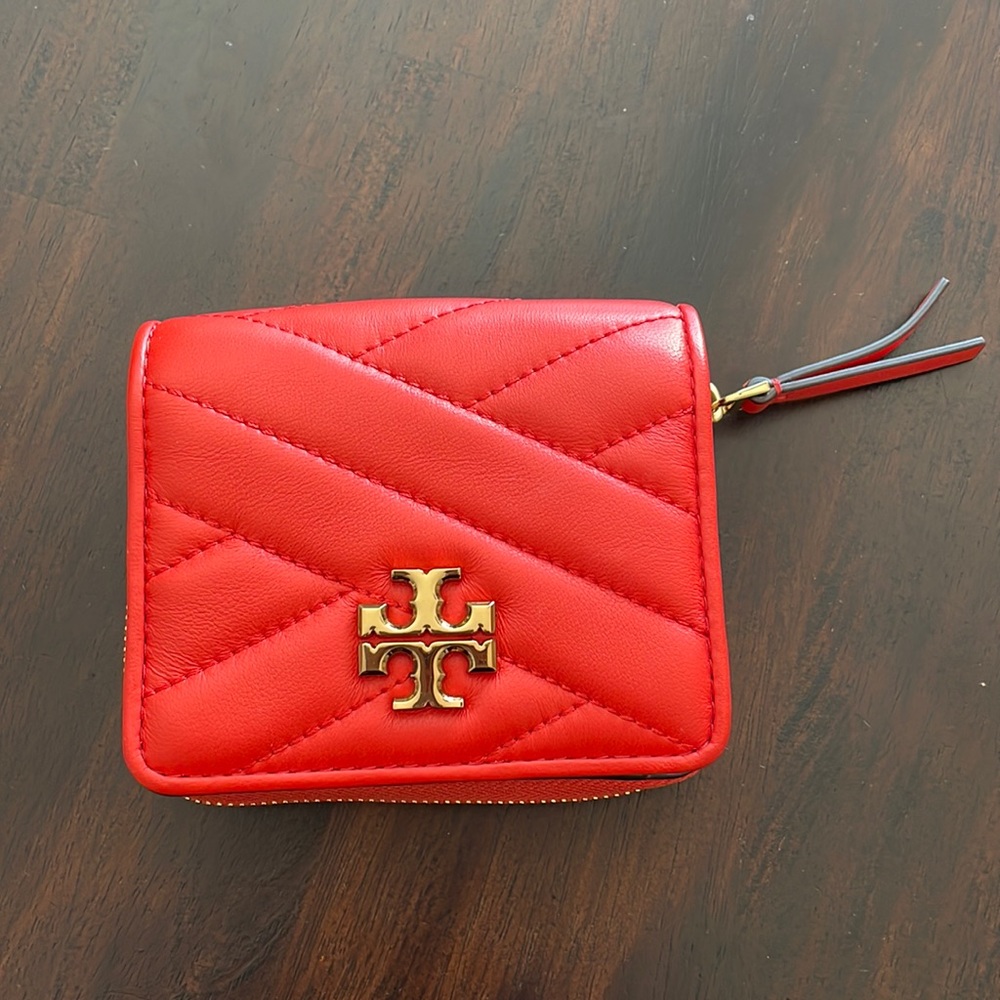 Excellent condition Kira Chevron Tory Burch bifold wallet with zipper pouch.